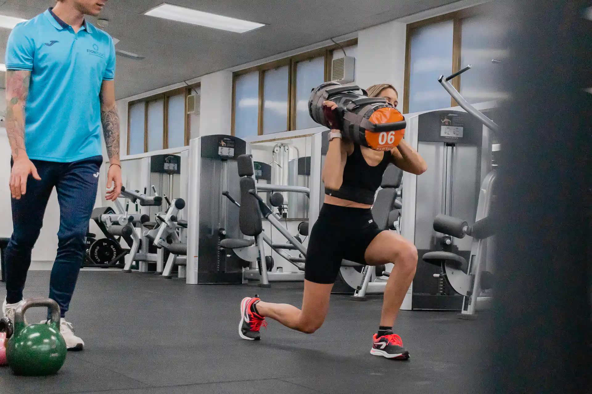 Allenamento al femminile con sandbag